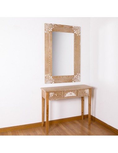 Recibidor de madera con tres cajones decorados