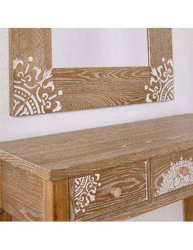 Recibidor de madera con tres cajones decorados