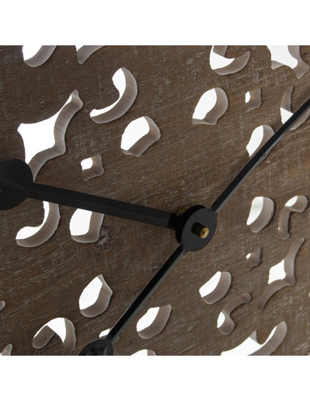 Reloj de madera con diseño artesanal estilo mandala calado.