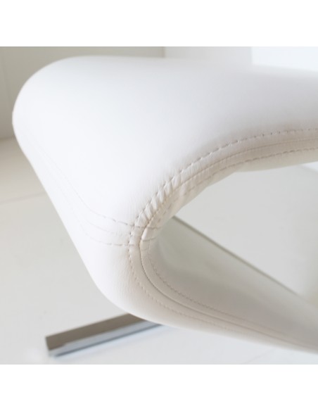 Silla tapizada con base en acero cromado