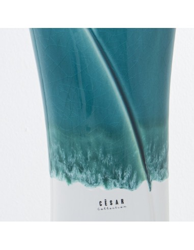 Jarrón de cerámica en blanco y azul