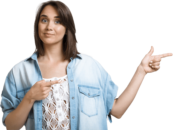 mujer sonriendo señalando a suscríbete
